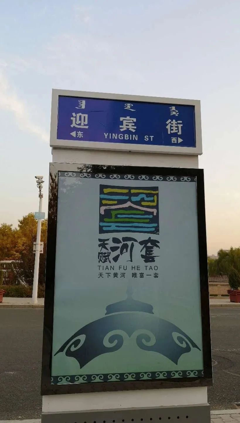 新式道路指示牌,马路上随处可见的道路标示牌