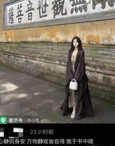 “佛媛”炫富摆拍，露大腿逛寺庙，袈裟也藏不住狐狸的尾巴