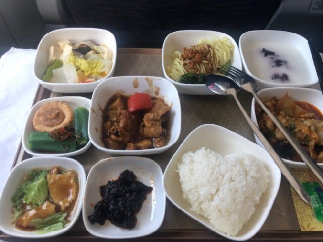 川航飞机餐头等舱一口面,川航飞机餐真的很好吃吗