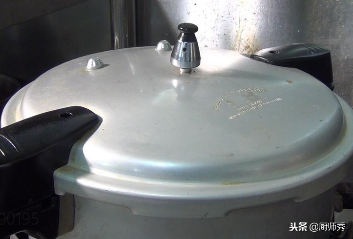 鹏厨的家常鸡做法,鹏厨开封扣碗黄焖鸡视频