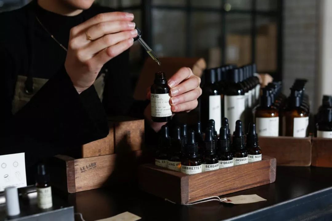 冬天皮肤干燥起皮屑用什么护肤品,一到冬天脸部干燥起皮补什么