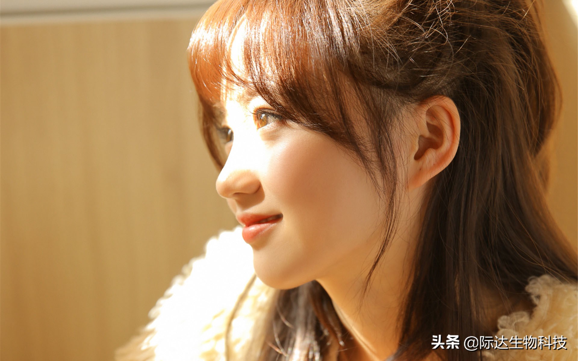 叮咚!你的眼部肌肤已欠费!再不护理,将影响正常使用…