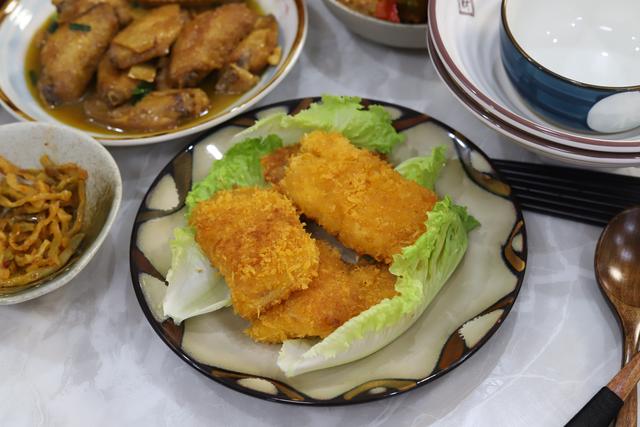 丰盛的午餐色香味俱全周末美食,天气热周日在家陪孩子吃美食