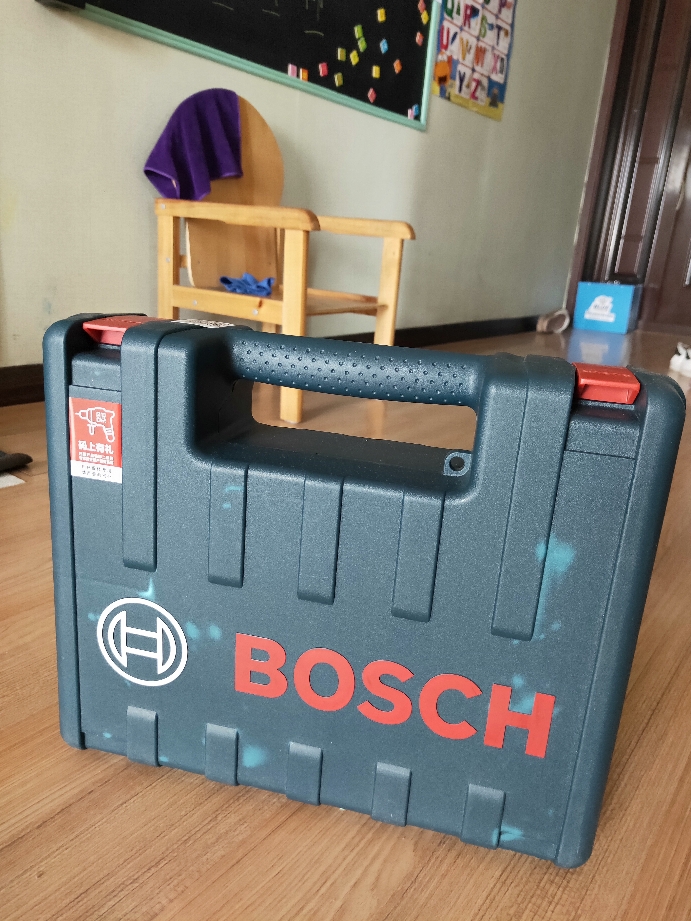 博世无线锂电钻，小小一钻在手，解决多种需求