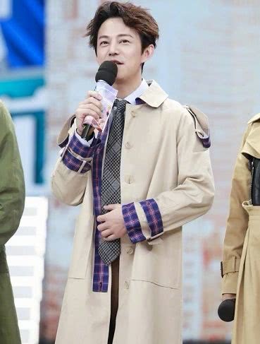 何炅做蛋糕上热搜却和何昊道歉在一起,网友集体看错调侃差点背锅