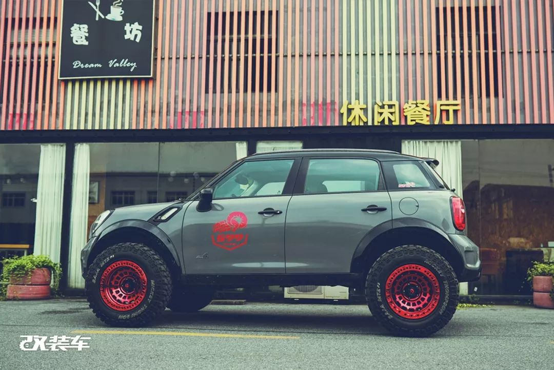 网友花费十几万，把MINI乡下人爆改成大脚怪