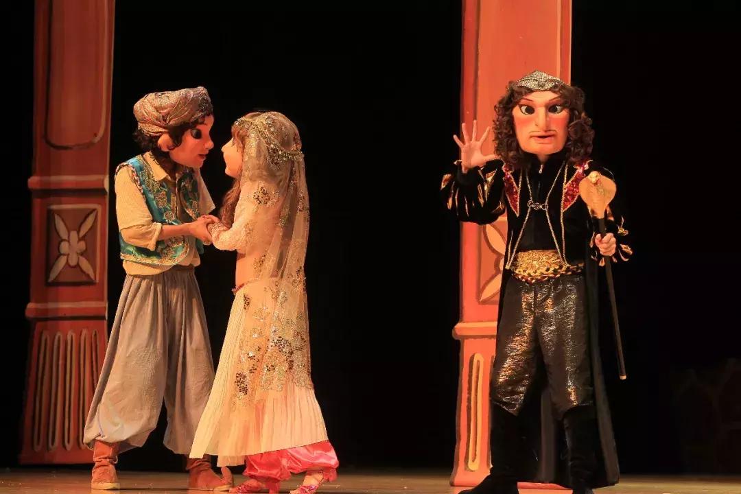 阿拉丁神灯中的飞毯来自于西亚吗,阿拉丁神灯的飞毯是怎么飞起来的