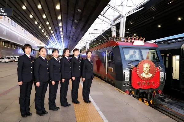 高铁副司机春运夜班的一天,高铁副司机服务春运