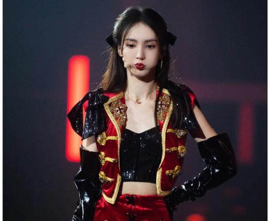 双蝴蝶结造型女星大pk:戚薇魅惑张雨绮显头大,赵露思发量取胜