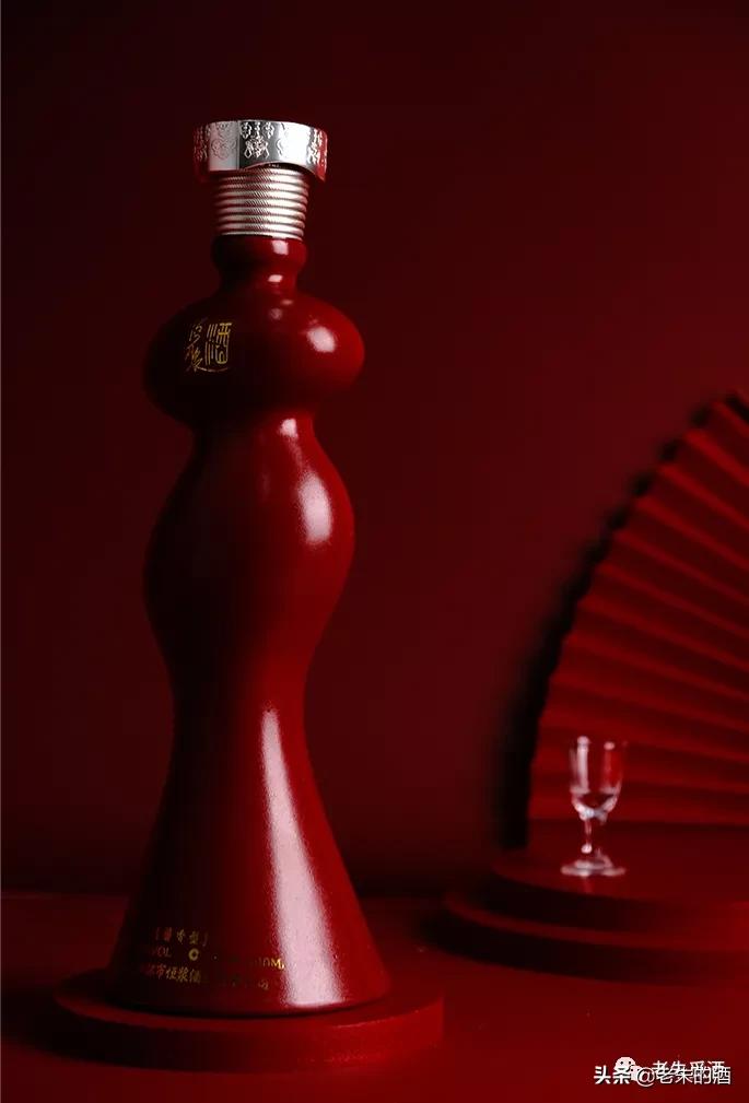 美人如玉，永恒的琼浆｜茅台镇专产琼浆玉液，美女酒瓶宜收藏