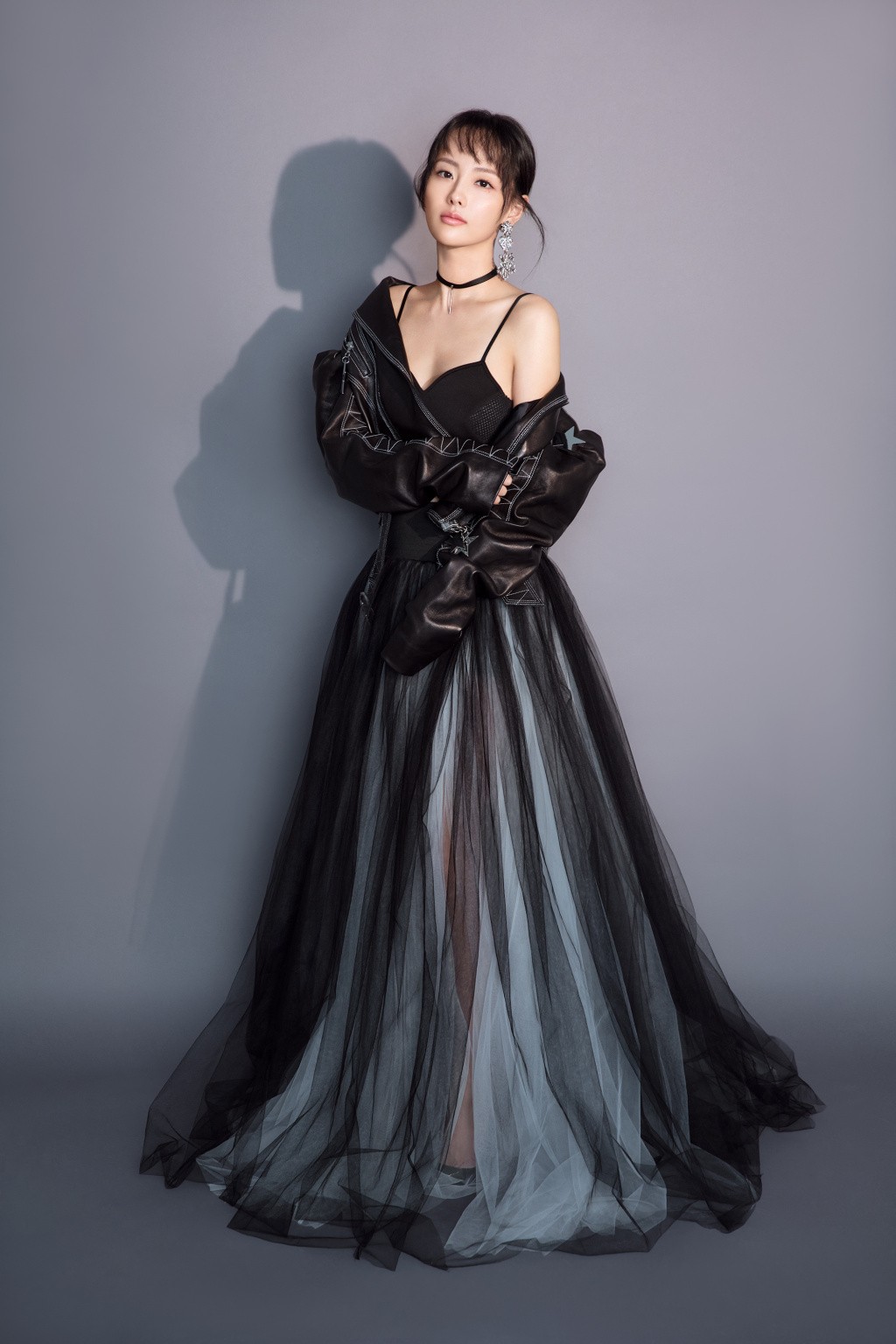 张嘉倪穿粉色装搭半身裙,张嘉倪穿高开叉长裙