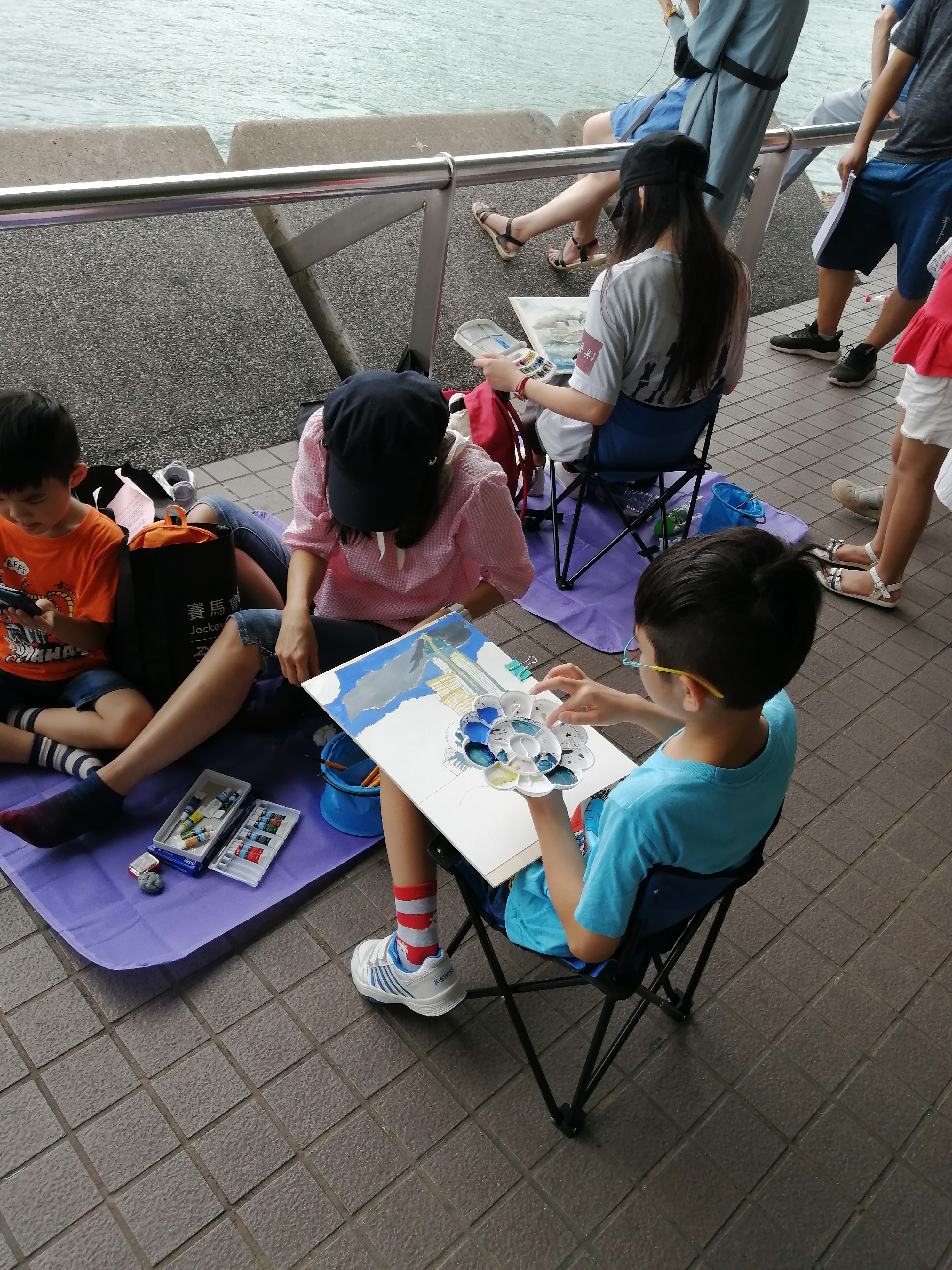 七月初香港游初印象-钓鱼的老人、性感的西方女游客、绘画的小孩