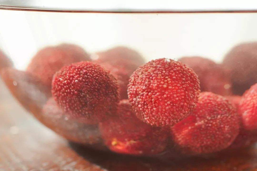 盐水洗水果增加农药残留,用盐水洗杨梅可以减少酸吗