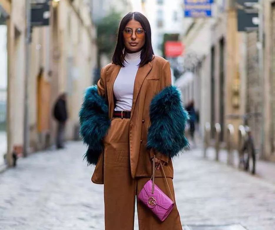 秋天换季内搭怎么选?选对一款白色打底衫,轻松承包多款造型