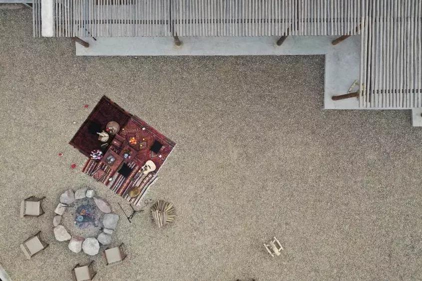 把泳池搬进沙漠，圈黄河做庭院，一个男人的西部世界，可以有多野