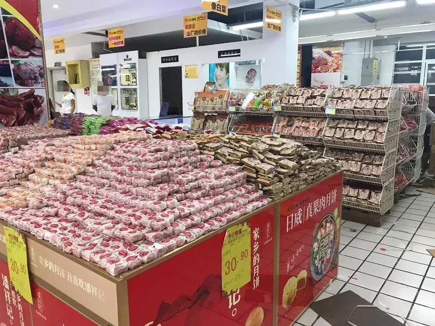 中秋未到,月饼先到,蒙自月饼大量上市,有698、36、24元不等...