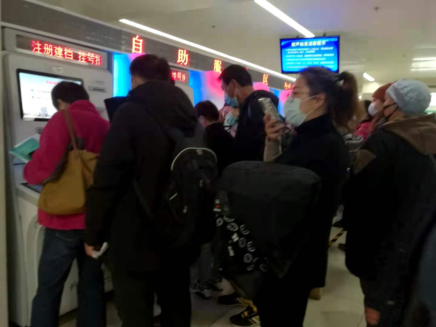 看病有多难,看看门诊大厅的人流,头就大