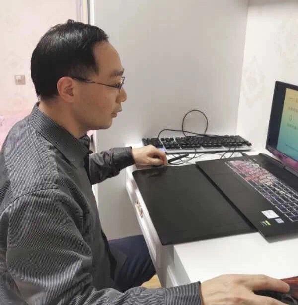 华侨城中学线上*党**旗红，*党**员示范当先锋