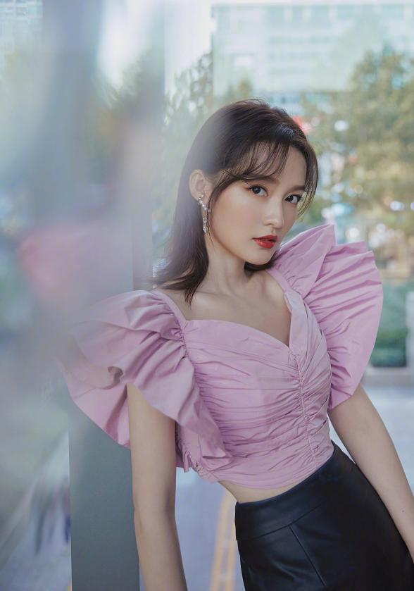 李沁红毯私服穿搭,李沁穿白色蕾丝裙美出新高度