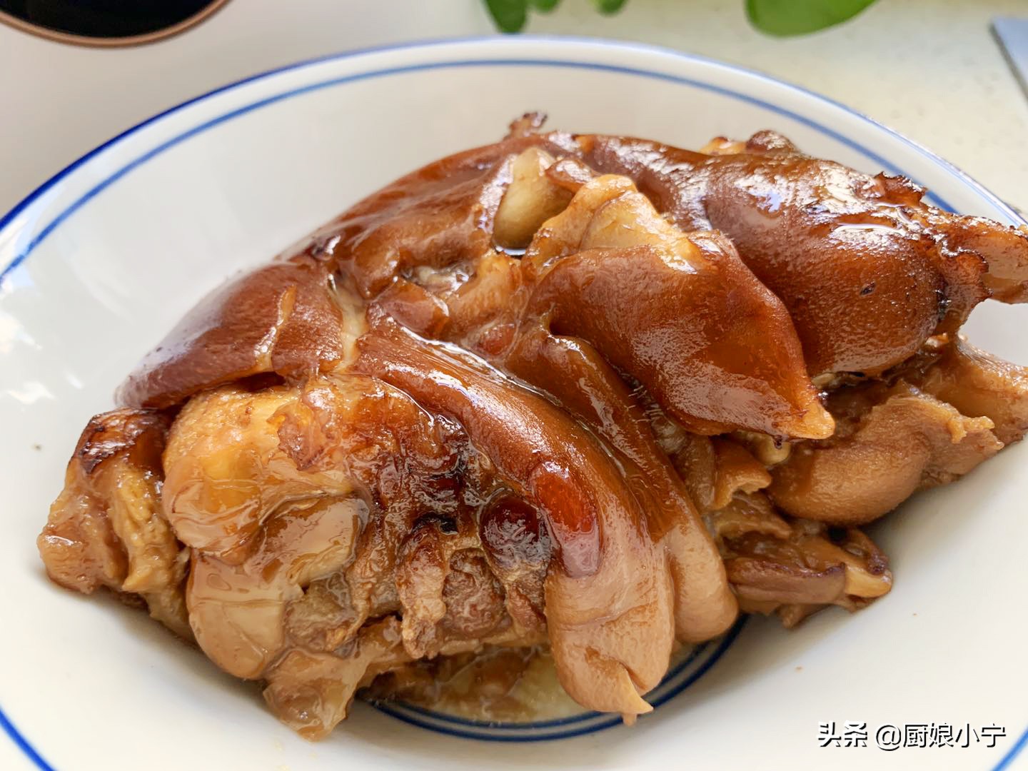 红烧猪蹄怎么才能让颜色变鲜亮,红烧猪蹄不放八角可以吗