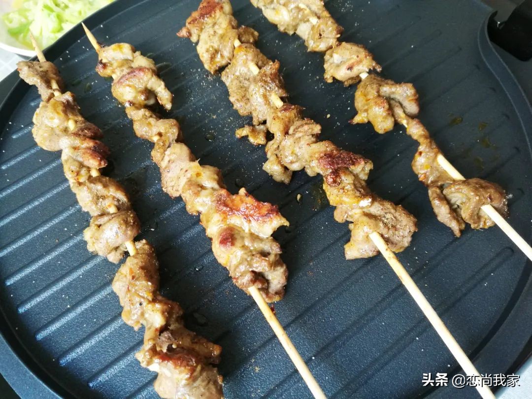 快过年了给家人做什么手工,在家烤羊肉串怎么做没有膻味儿