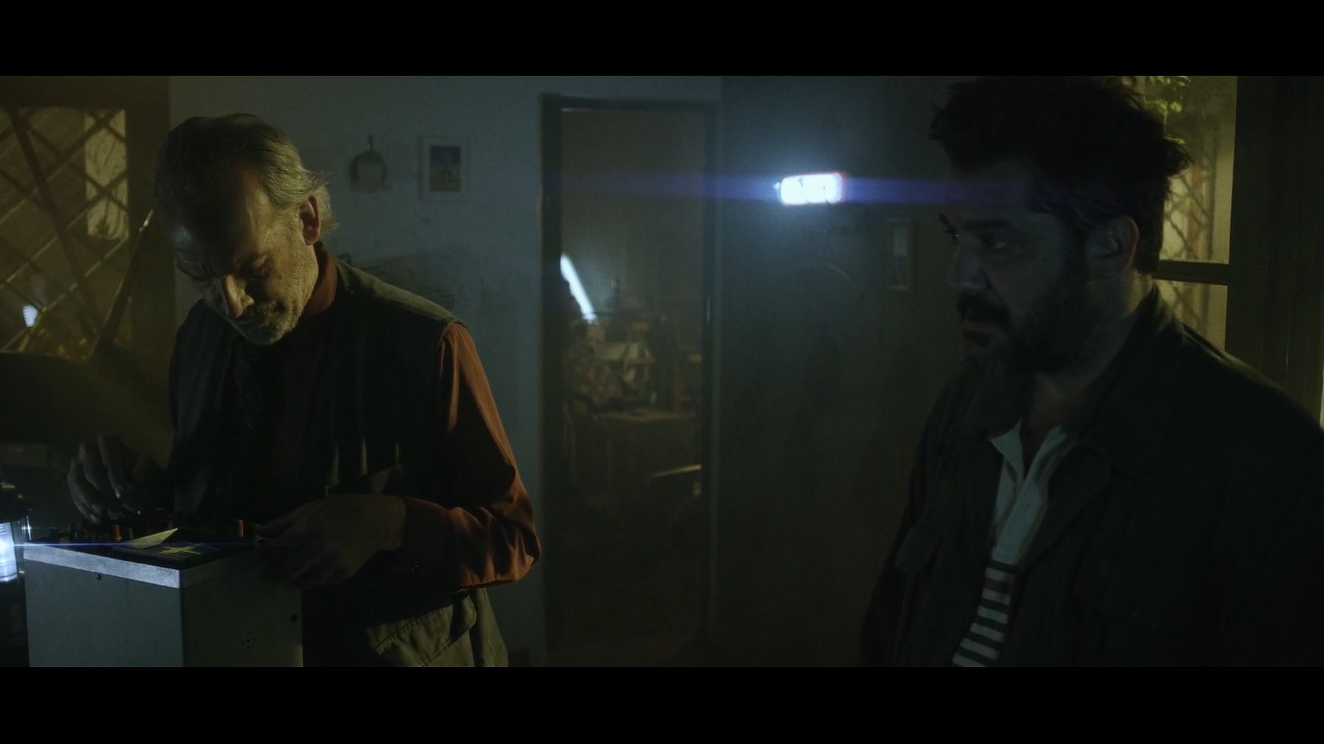 邻居天天半夜装修,邻居大半夜装修吓到了孩子