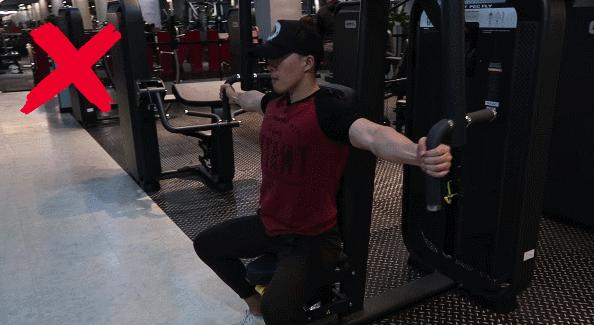 蝴蝶机夹胸常见错误,卧式蝴蝶机夹胸的正确做法