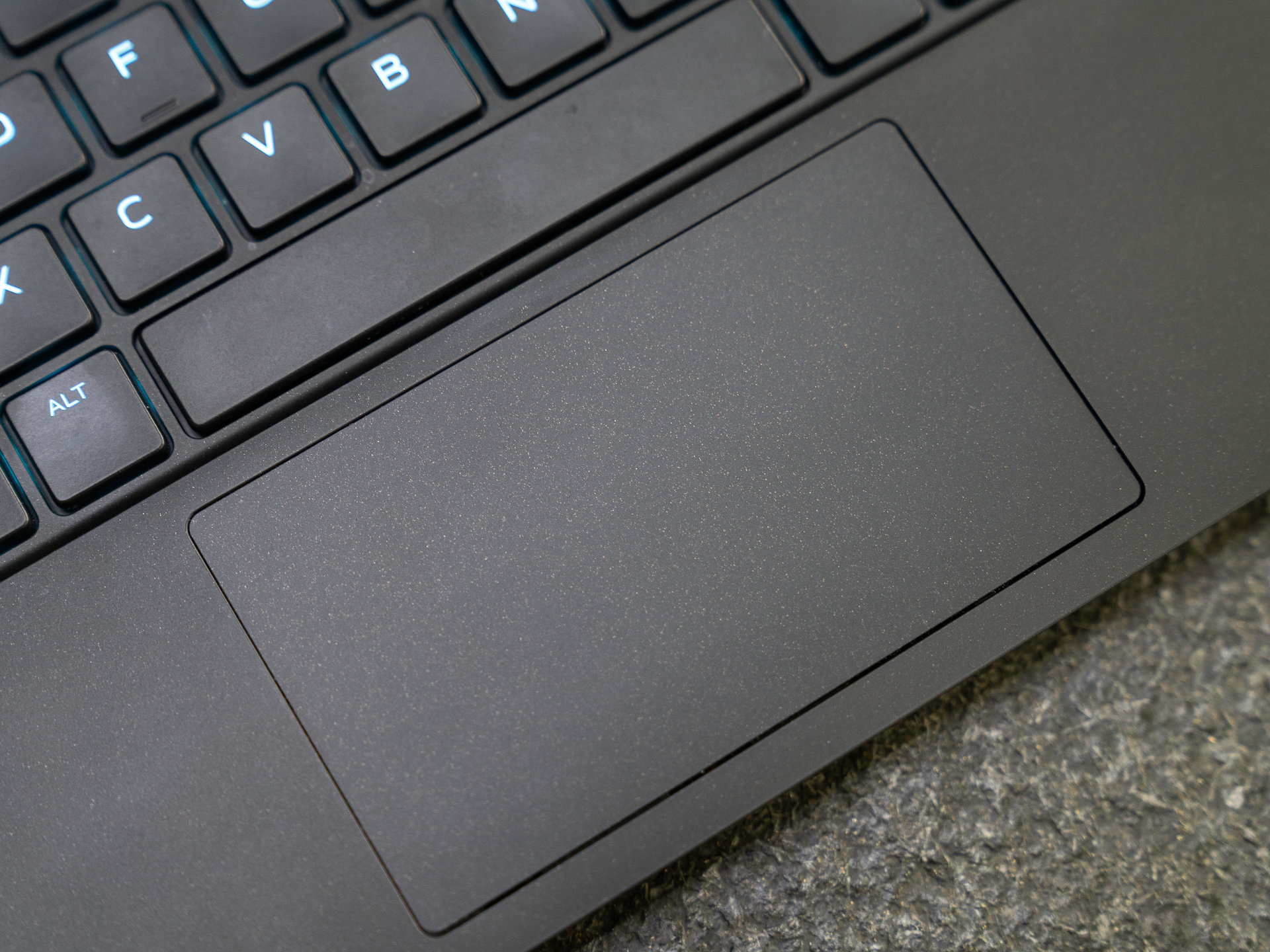 玩家的终极梦想英雄联盟,alienwarem15r6游戏本外观