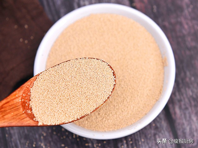 馒头发硬是酵母放少了吗,如何用酵母粉蒸馒头不塌陷不回缩