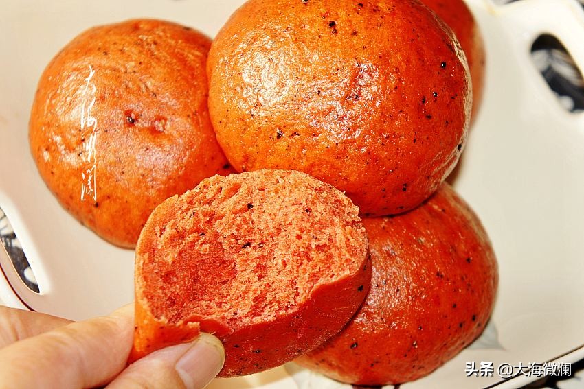 无麸质小米面粉馒头,早餐低脂牛奶和全麦馒头