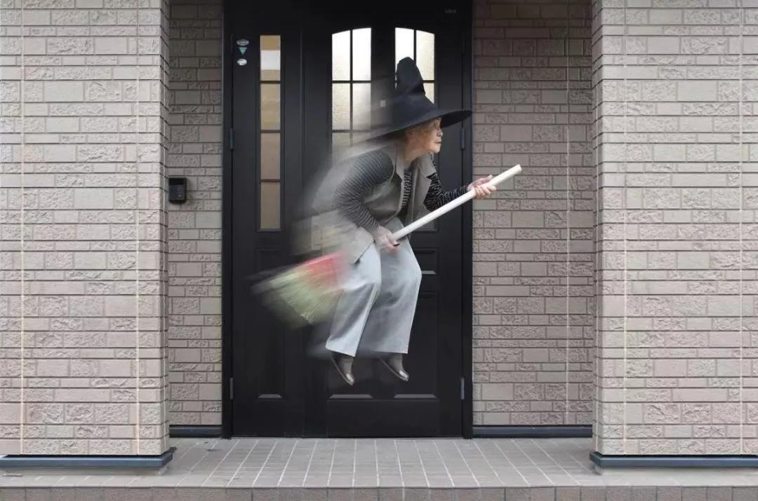 90岁日本老奶奶,酗酒飙车碰瓷,爱上自拍,人生乐趣多了100倍