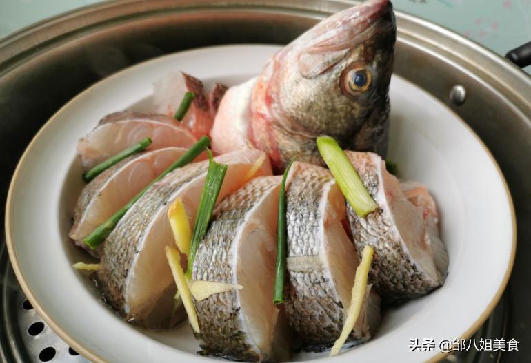 买鲈鱼的正确方法视频,如何挑选鲜活鲈鱼