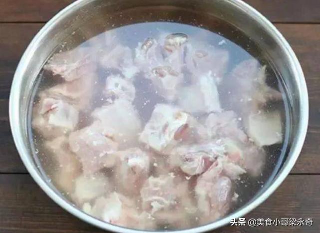 排骨焯水后为啥又老又柴？大厨教你炖排骨的正确做法，不学就亏了