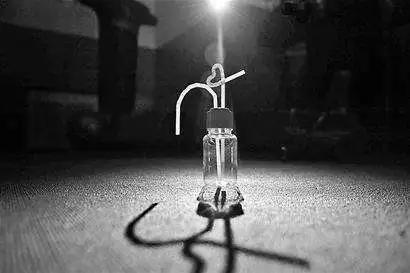 15名年轻男女宾馆聚众厮混！网友：顶风作案牢里管饭！