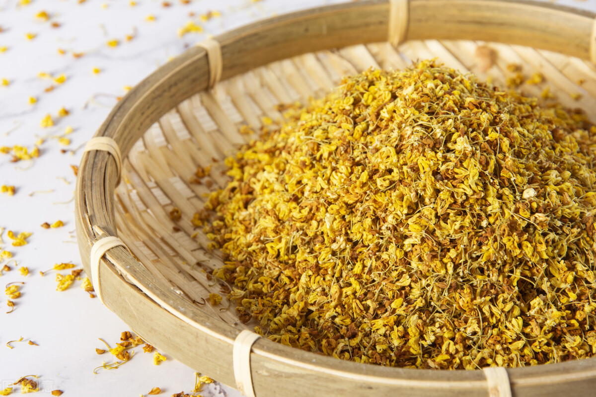 清秋桂花馨香，一朝飘落纷扬。珠玉何时采下？切莫不知空忙