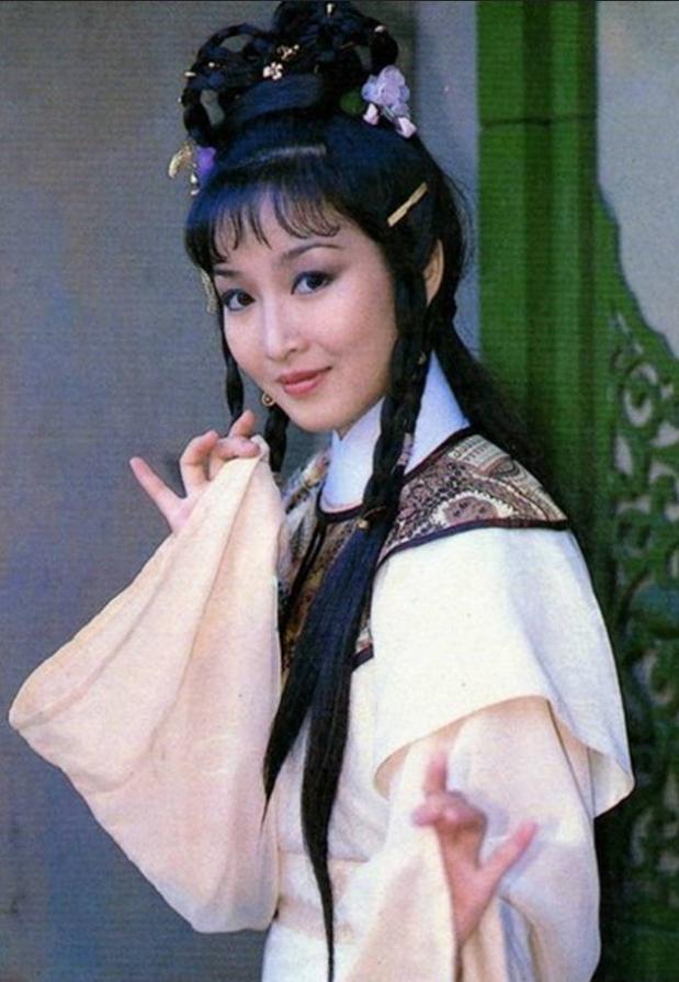 黄杏秀：曾是TVB第一侠女，下嫁陈百祥后，过得怎么样？