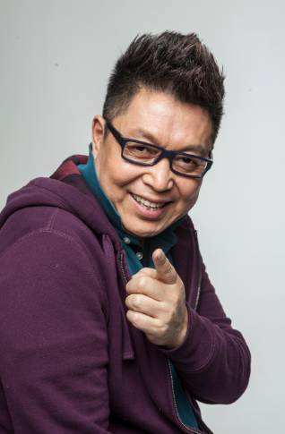 曾离婚两次，61岁王为念刚做完电灸就和美女跳舞，并直呼身体很好