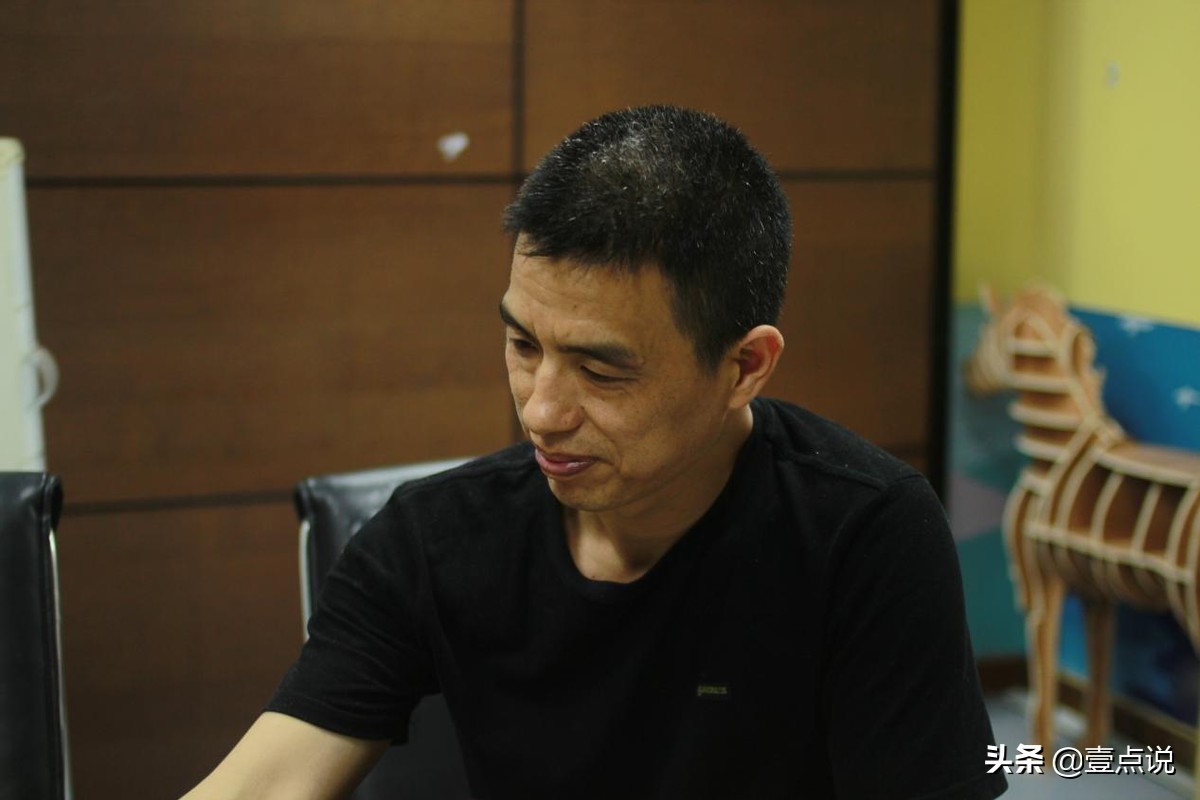 男孩患重病父母带着他四处求医,儿子胳膊上长了个大包