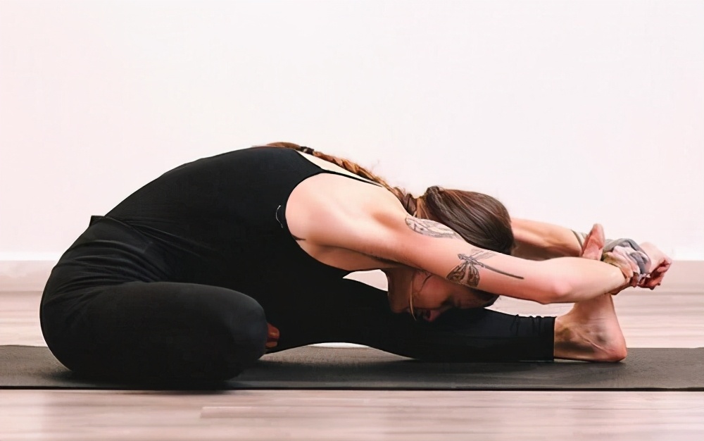 瑜伽下山式正确姿势分解及功效,初学者12种瑜伽姿势名称英文