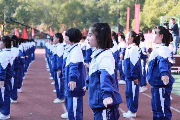 有种“贫穷”叫买不起校服,学校精心“定制”,家长却并不买账