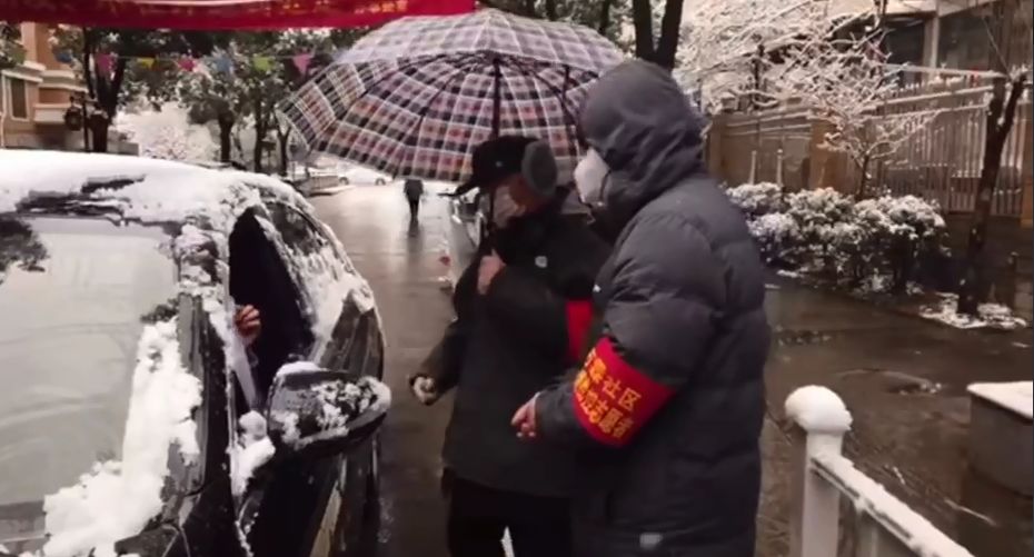 疫情防控风雪中的坚守者们,风雪中的坚守致敬一线防疫人