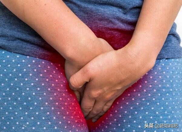 女性白带发黄异常，要警惕可能是3种妇科炎症的信号，别忽视