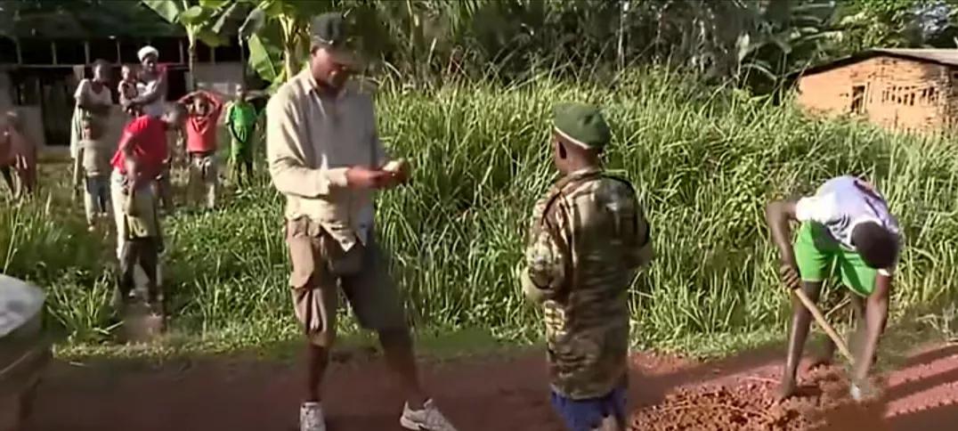 喀麦隆玩命出租车，一辆车坐17人，中国自行车也在非洲遍地开花