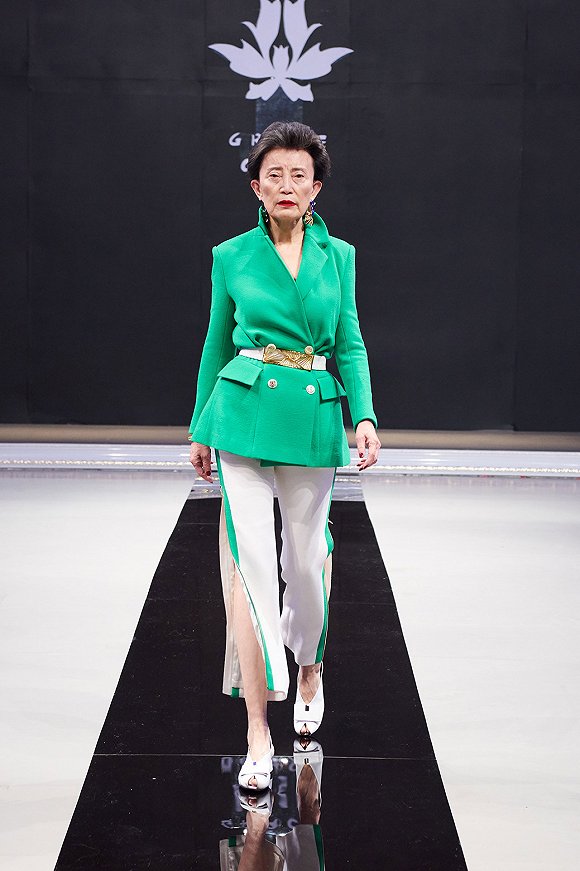 爱马仕开了家丝巾唱片店,GUESS要与HelloKitty联名了