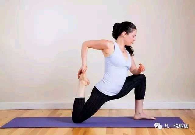 一字马下去后腿不直,一字马竖叉胯根压不下去