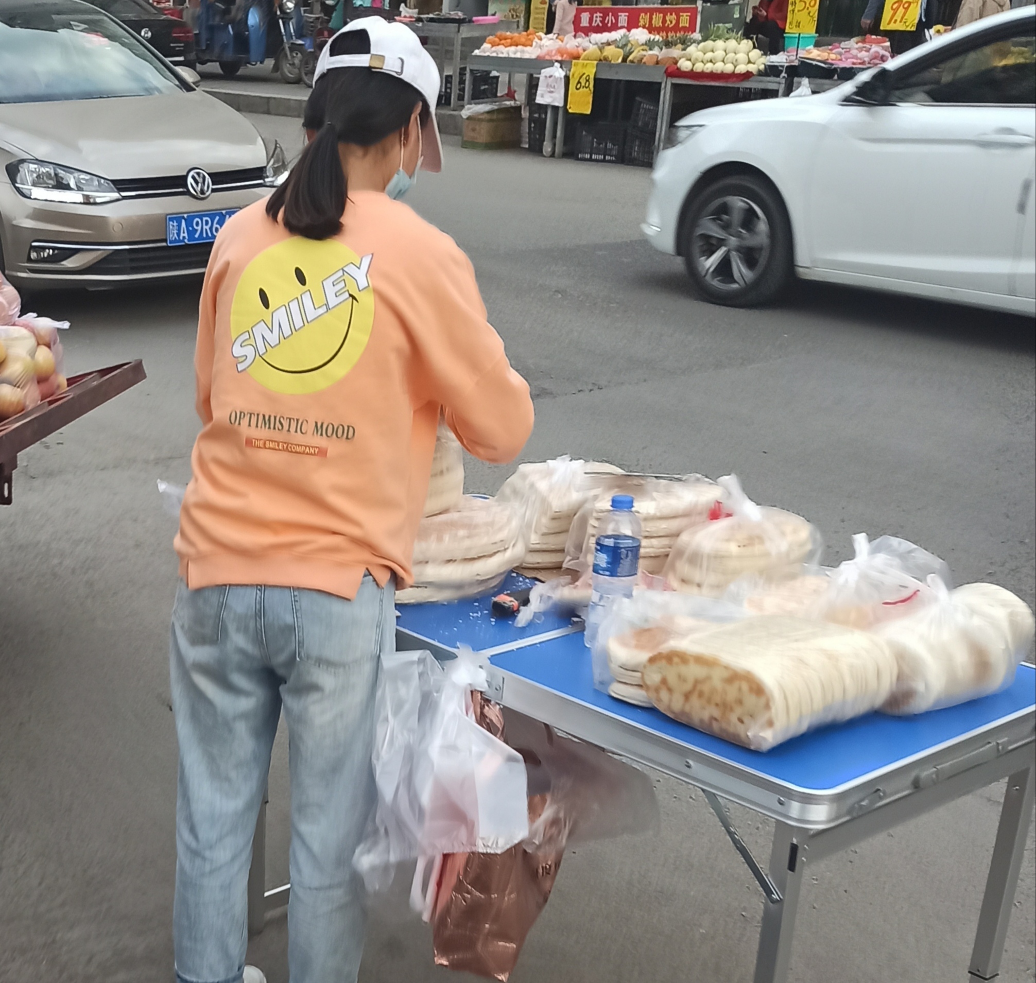 有人在马路上摆小摊,有人在小区里边摆摊