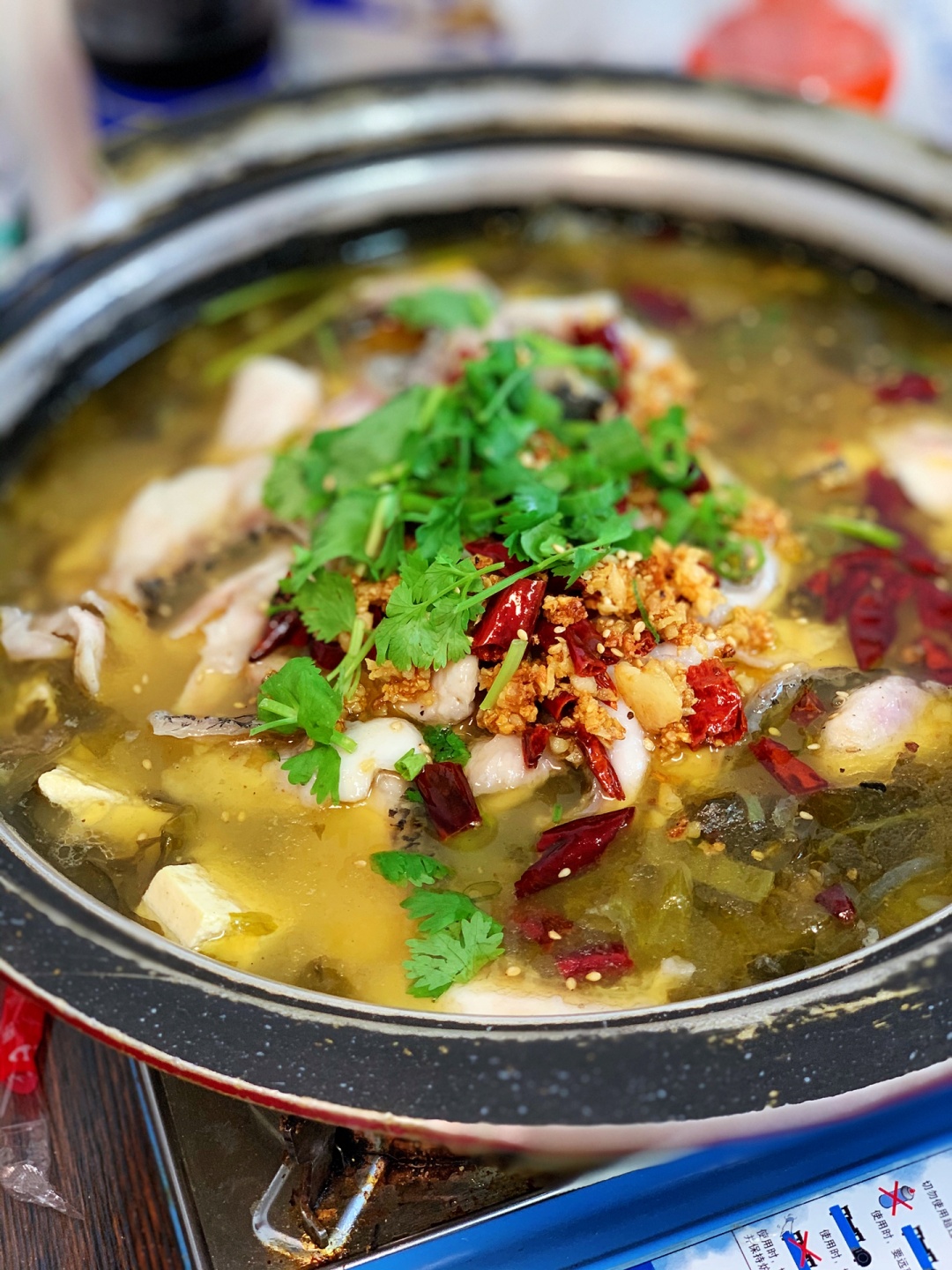 10张桌子的烤鱼店铺需要几个员工,长春市十张桌火锅