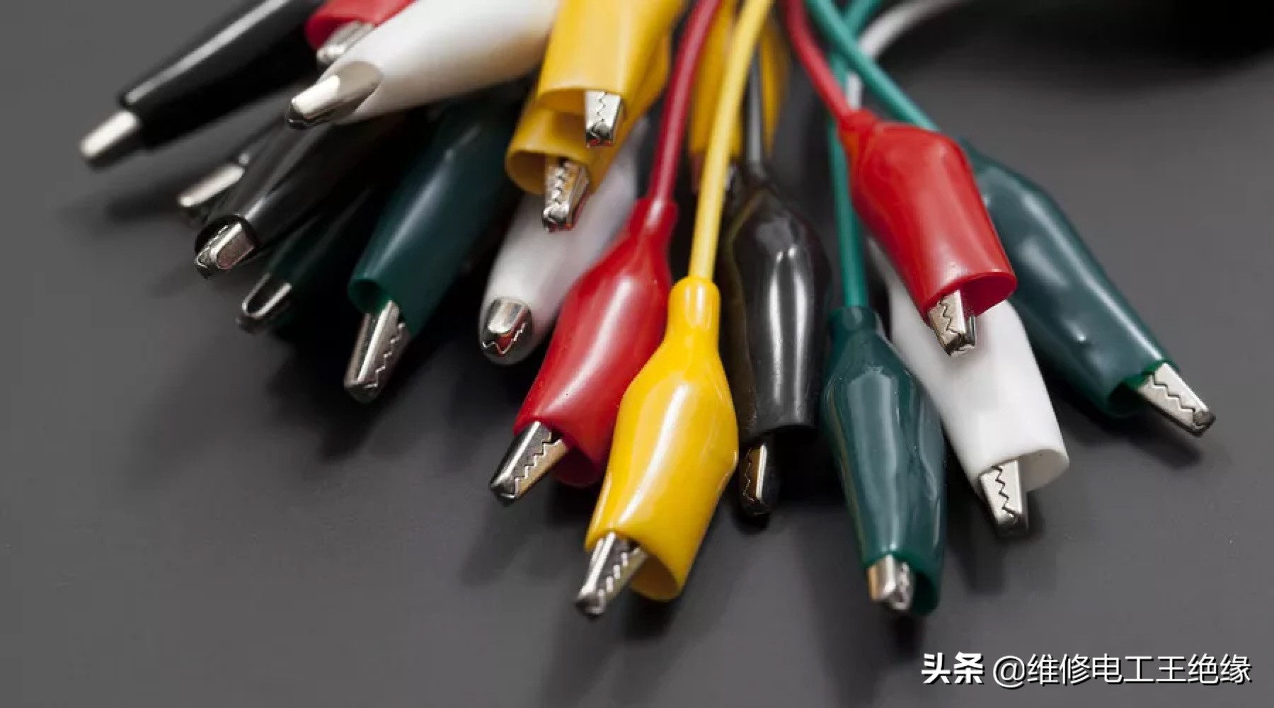 电线接通电源后发烫变软怎么办,电线通电就烫手