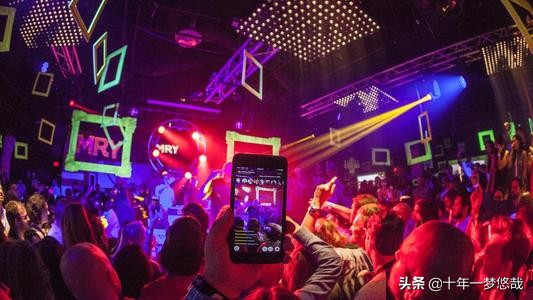 主播直播带货时被警察抓 (主播直播带货被警方突袭打断)