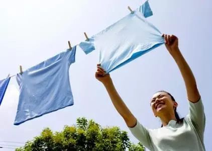 新衣服褪色用什么方法洗,新衣服如何防止衣服掉色